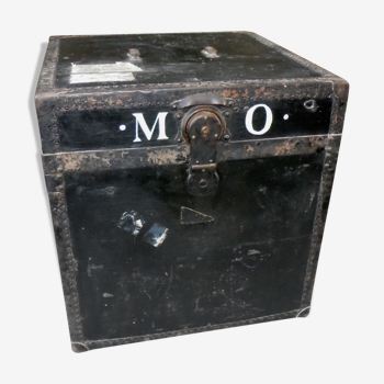 Innovation trunk for portable phonograph