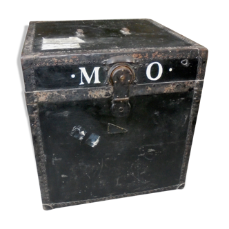 Innovation trunk for portable phonograph