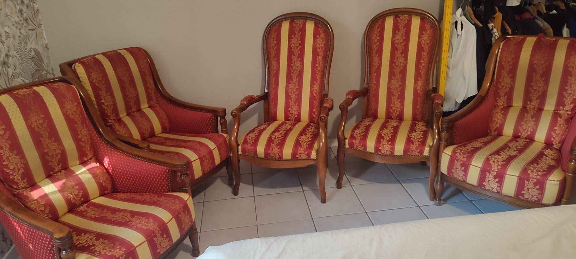 Lot de 5 fauteuils (2 voltaire et 3 fauteuils classiques bois massif)
