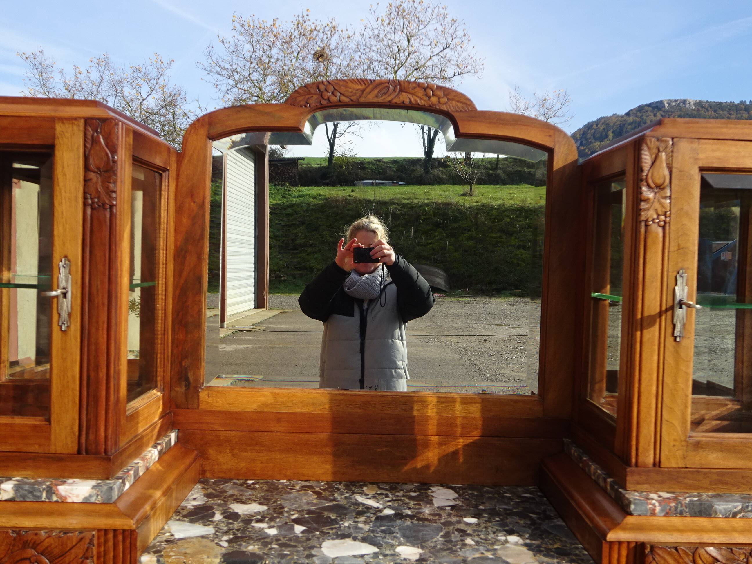 Buffet Art Déco en noyer avec marbres et guérites