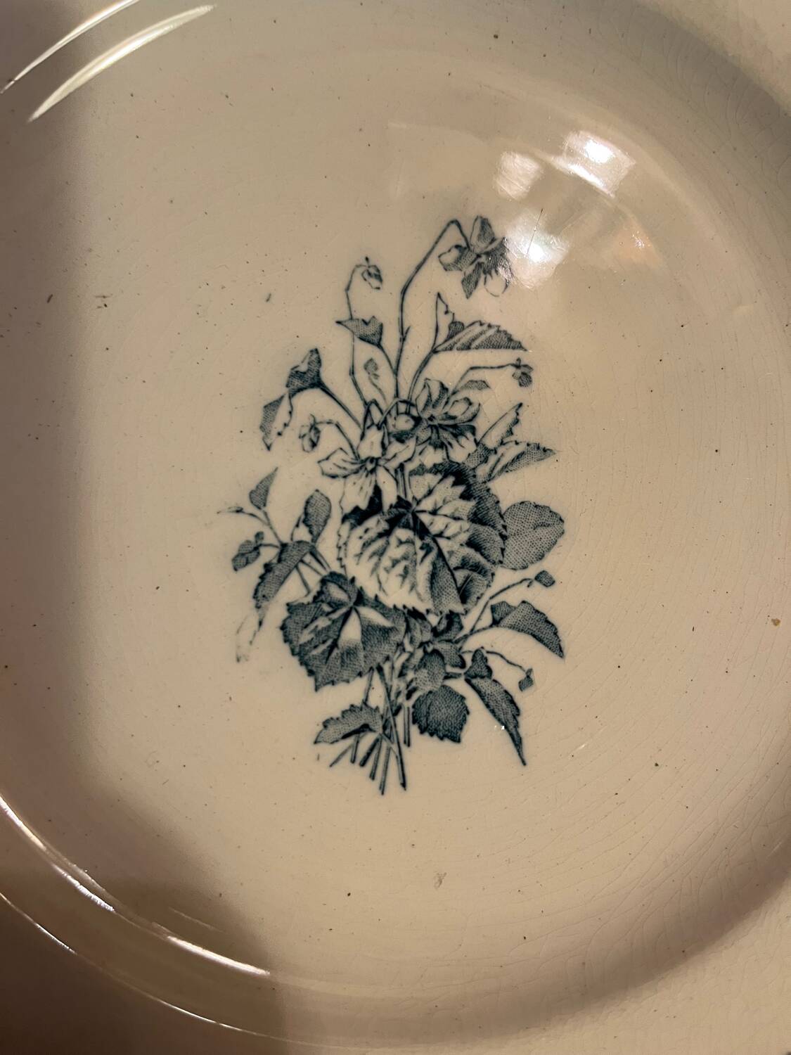 Assiettes à dessert terre de fer Luneville modèle Violettes