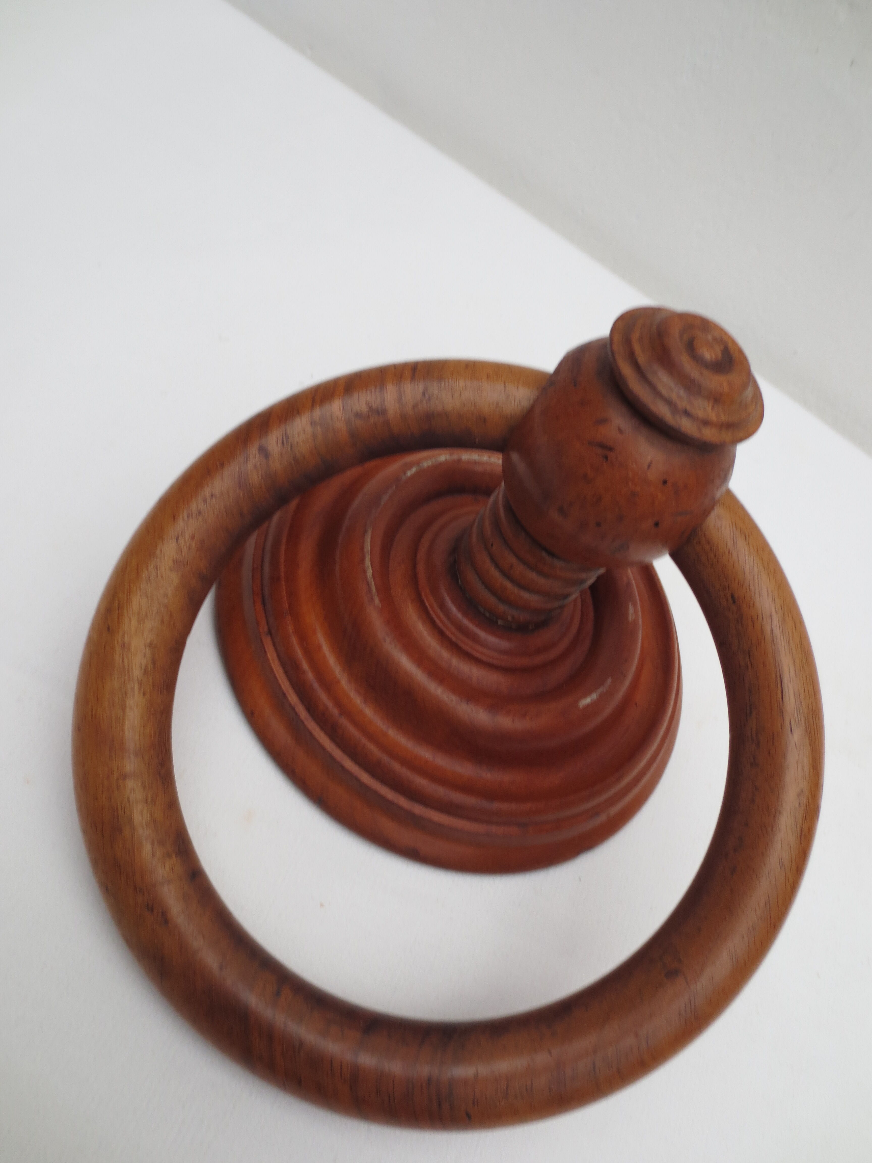 Circular bed sky made of fruit wood to garnish with veil