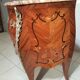 Commode style Louis XV bois de rose ,galbée toutes faces ,décor marqueté de fleurs