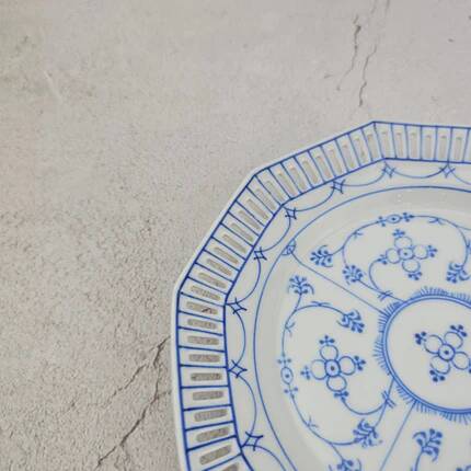 Set of 8 pierced dessert plates in Schumann porcelain.