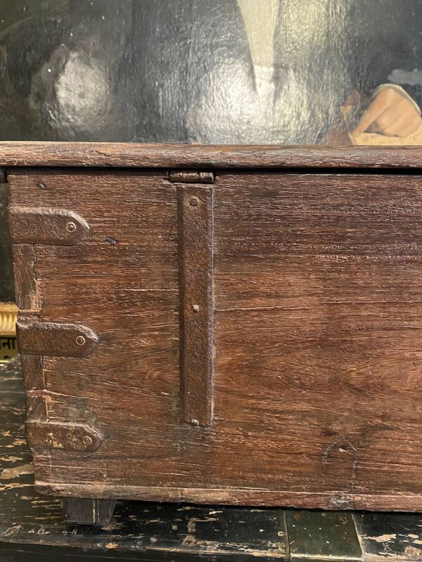 Coffre indien en bois et métal doré