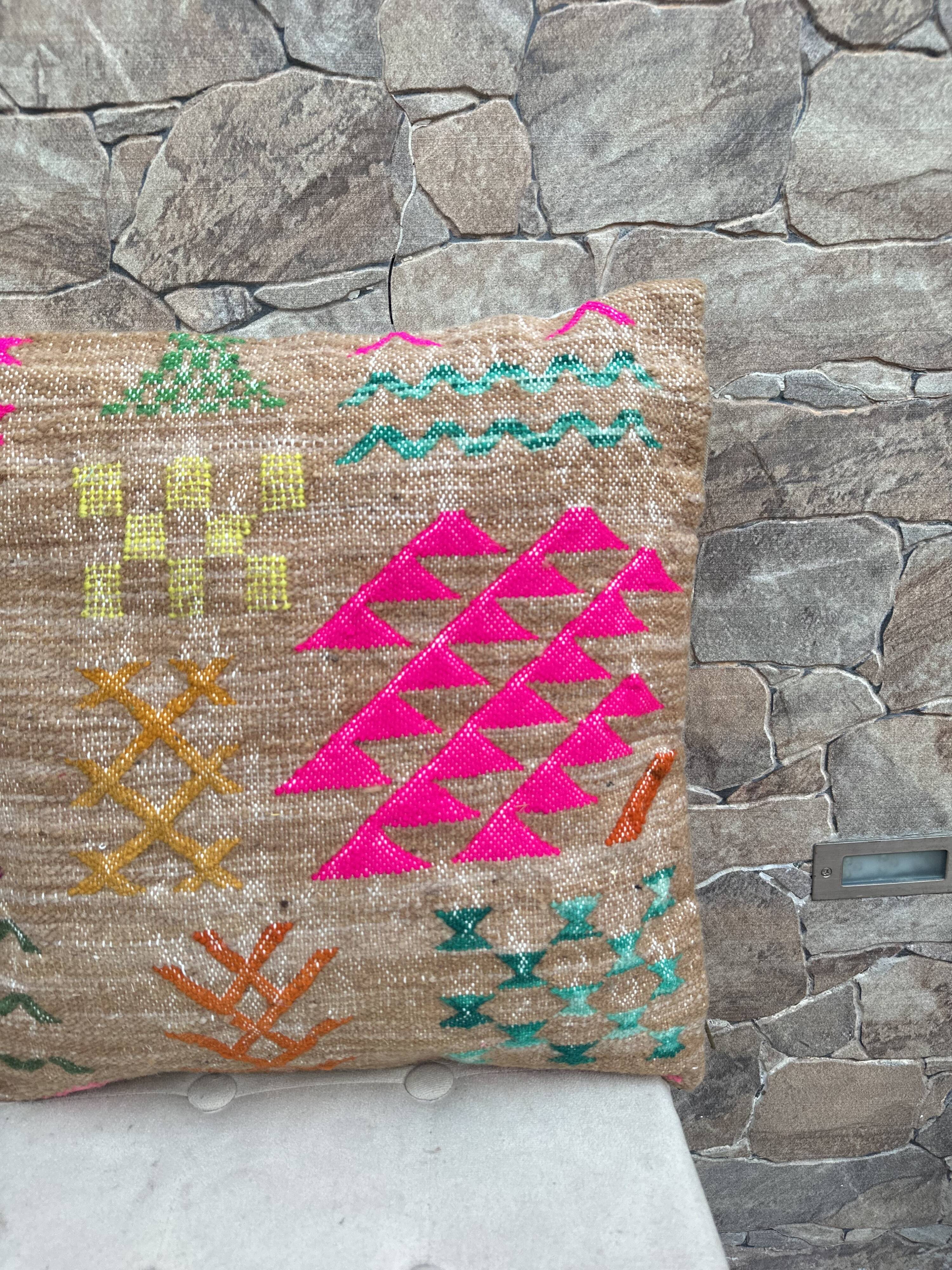 Handmade Moroccan Kilim cushion cover: Berber cushion in wool