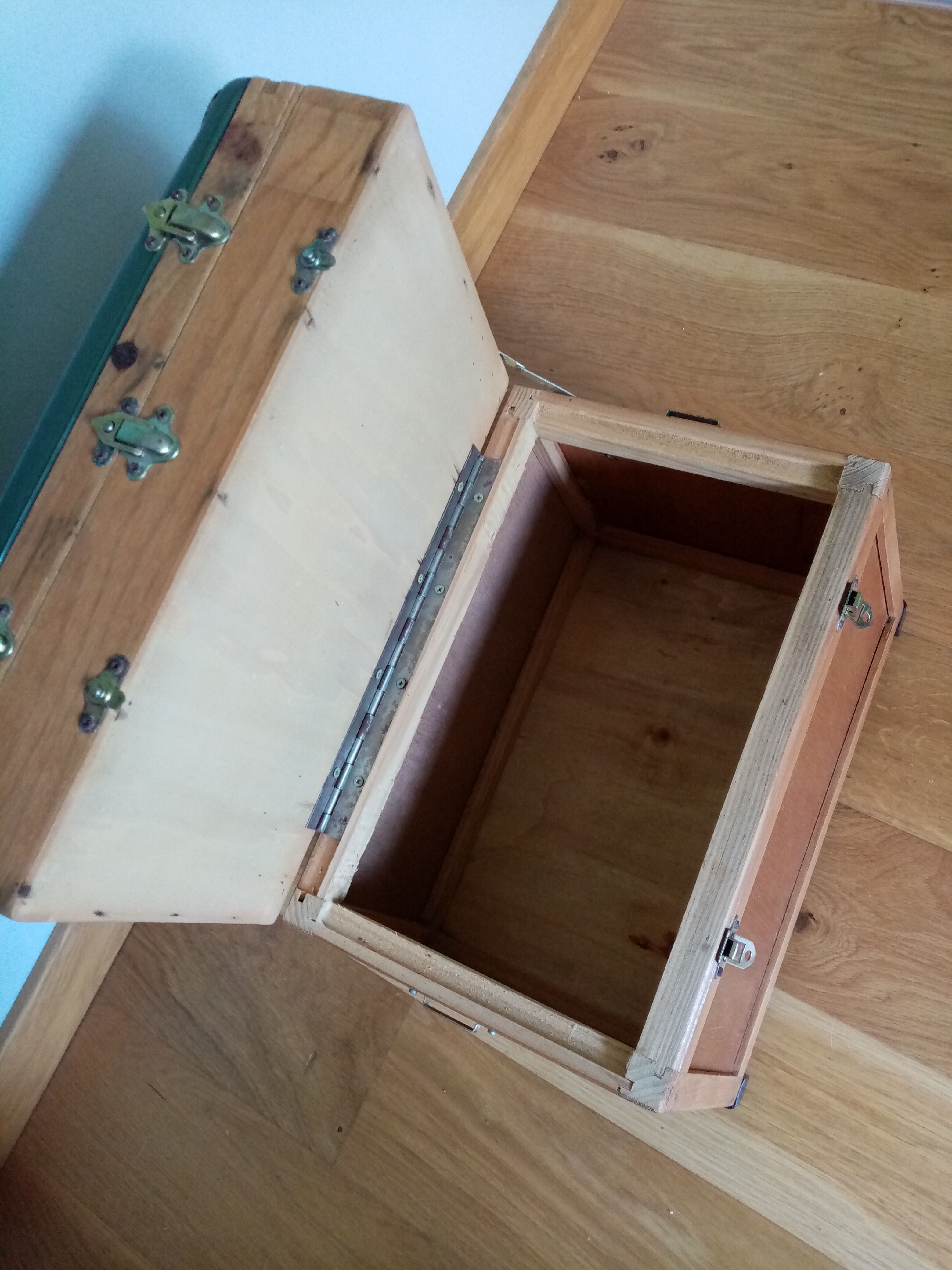 Fishing stool chest in wood and green skaï