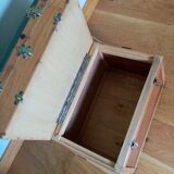 Fishing stool chest in wood and green skaï