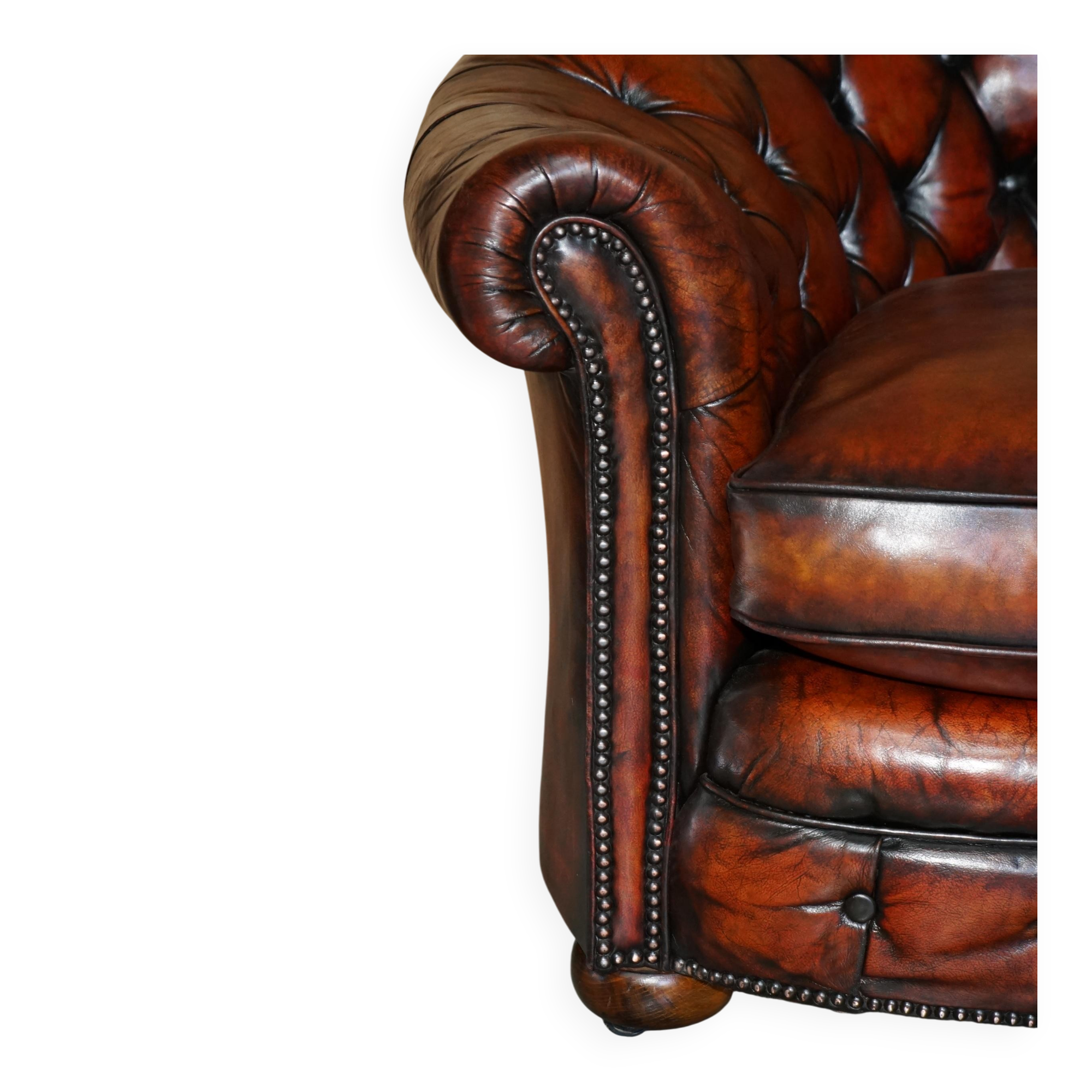 Curved Chesterfield canapé in hand-dyed vintage leather, fully restored.