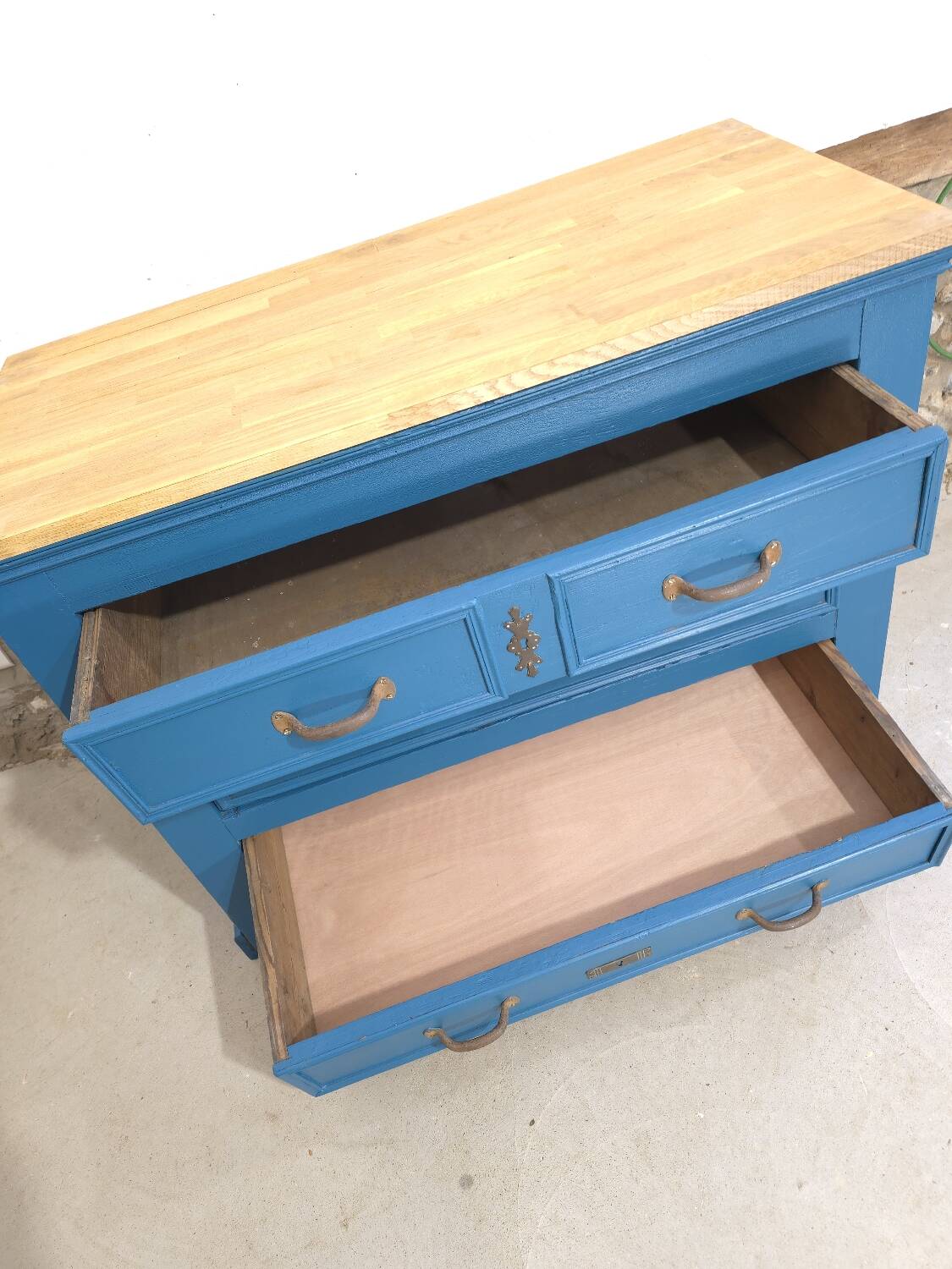 Commode ancienne bleue et dessus chêne