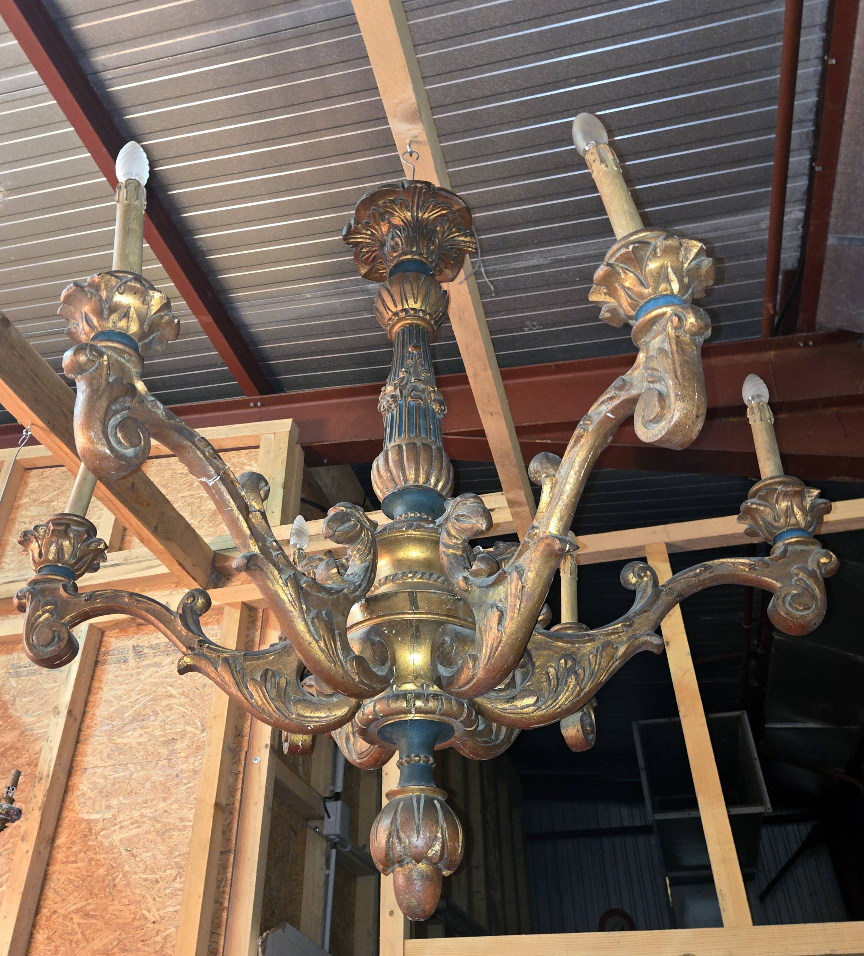 Lustre en bois Venitien de château, sculpté et doré, style baroque
