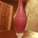 Ancien vase en opaline rose