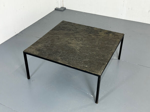 Table basse moderniste minimaliste en ardoise et acier des années 1950.