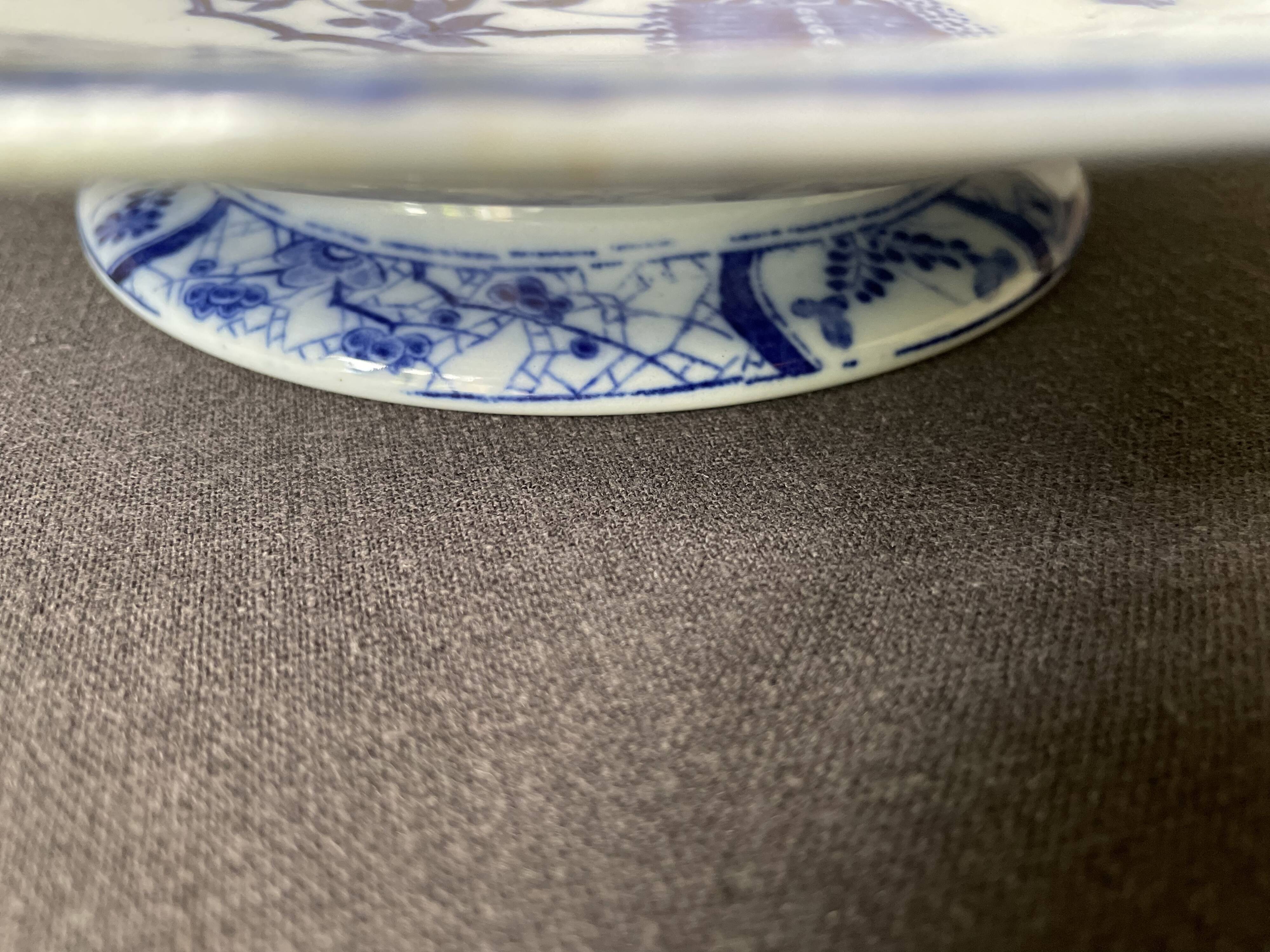 Assiette sur piédouche en faïence bleue et blanche Creil & Montereau, service "Japon", XIXème siècle