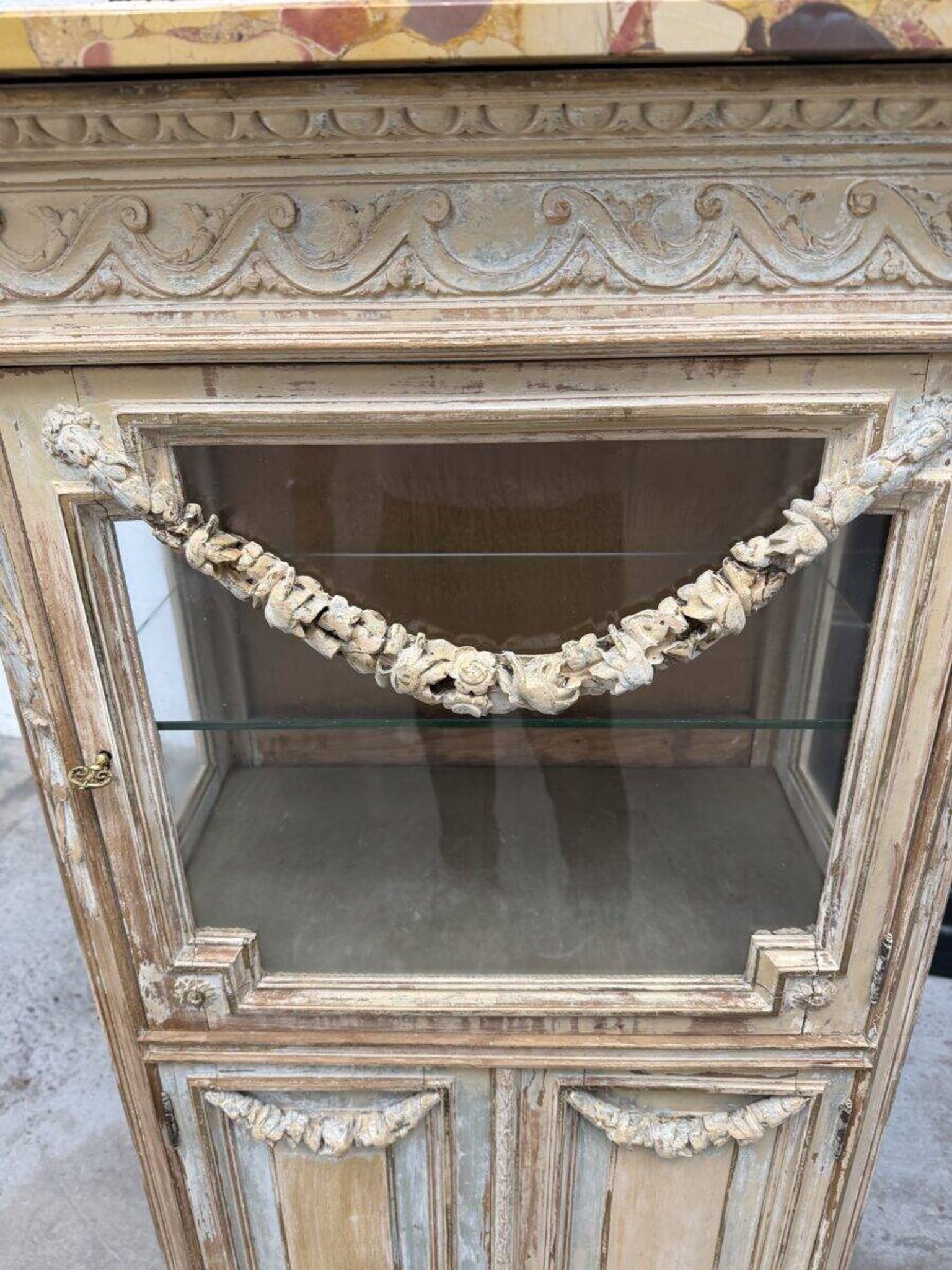 Louis XVI display cabinet from the early 20th century.