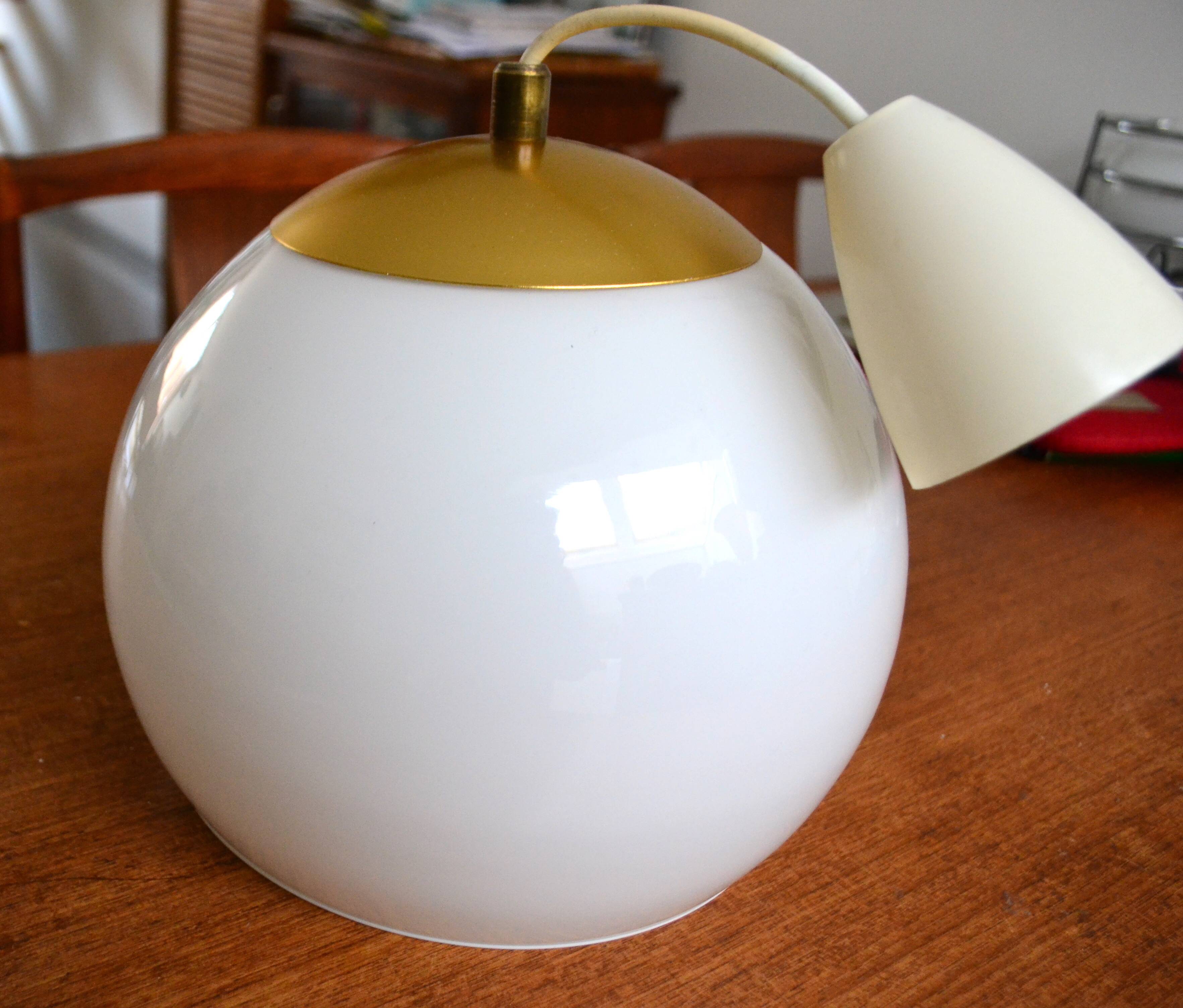 White opaline suspension and gilded brass from the 1960s.