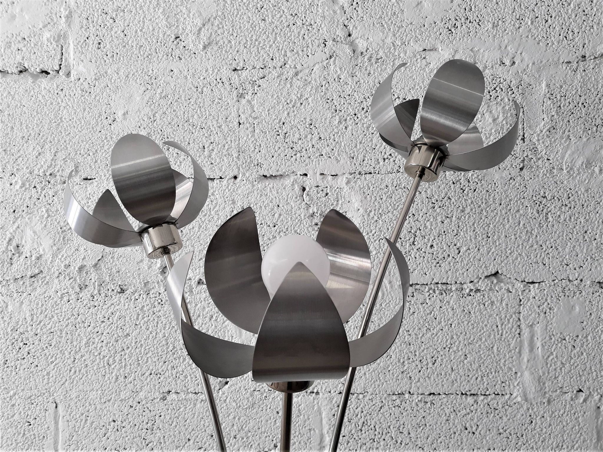 Large lamp on foot / Lamplamp flowers stainless and chrome / Vintage 1960 - 1970