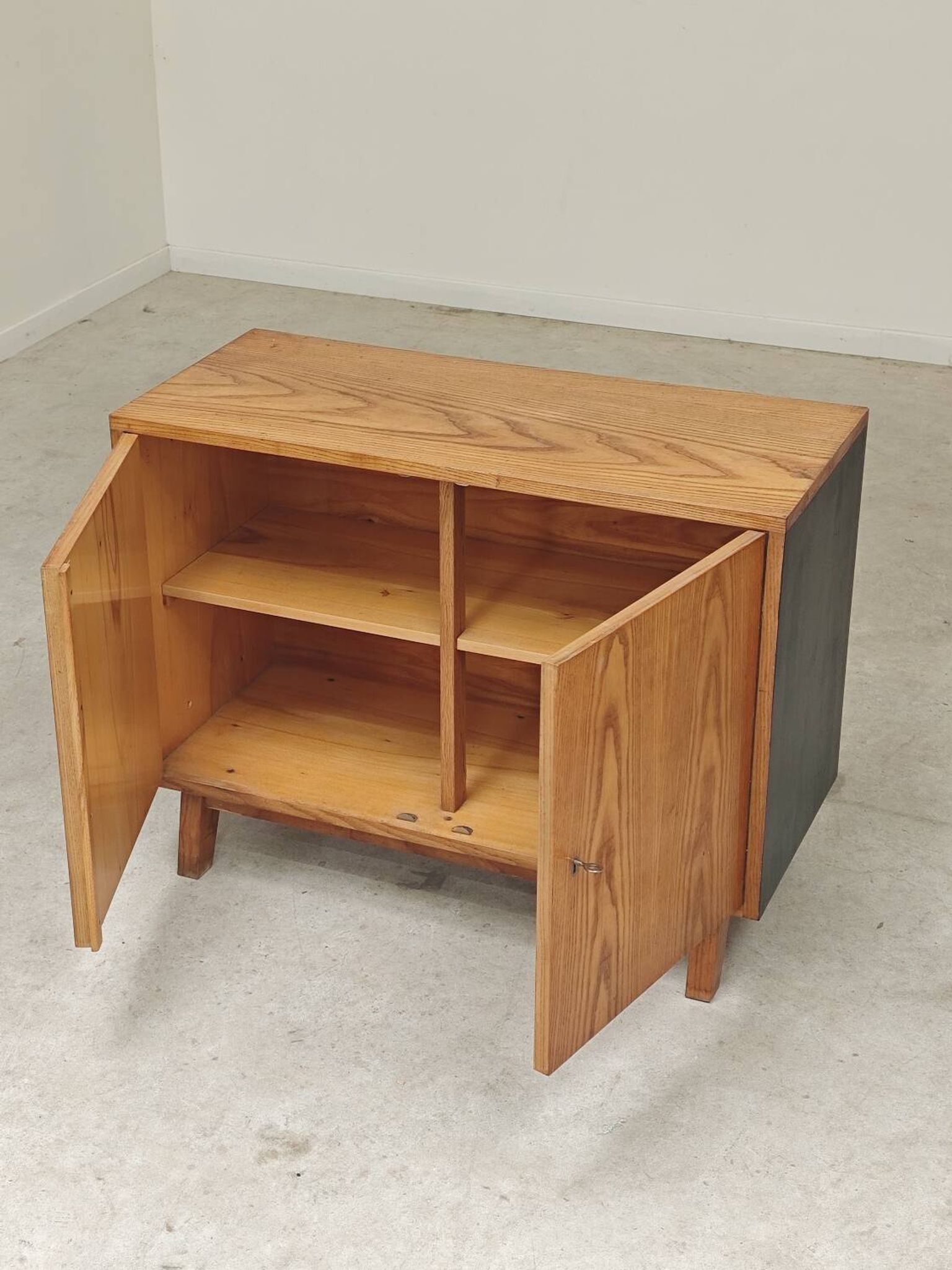Petit buffet bas deux portes  par Frantisek Jirak chêne 1960