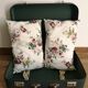 Paires de coussins fleuris