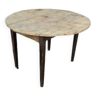 Round table with folding sides