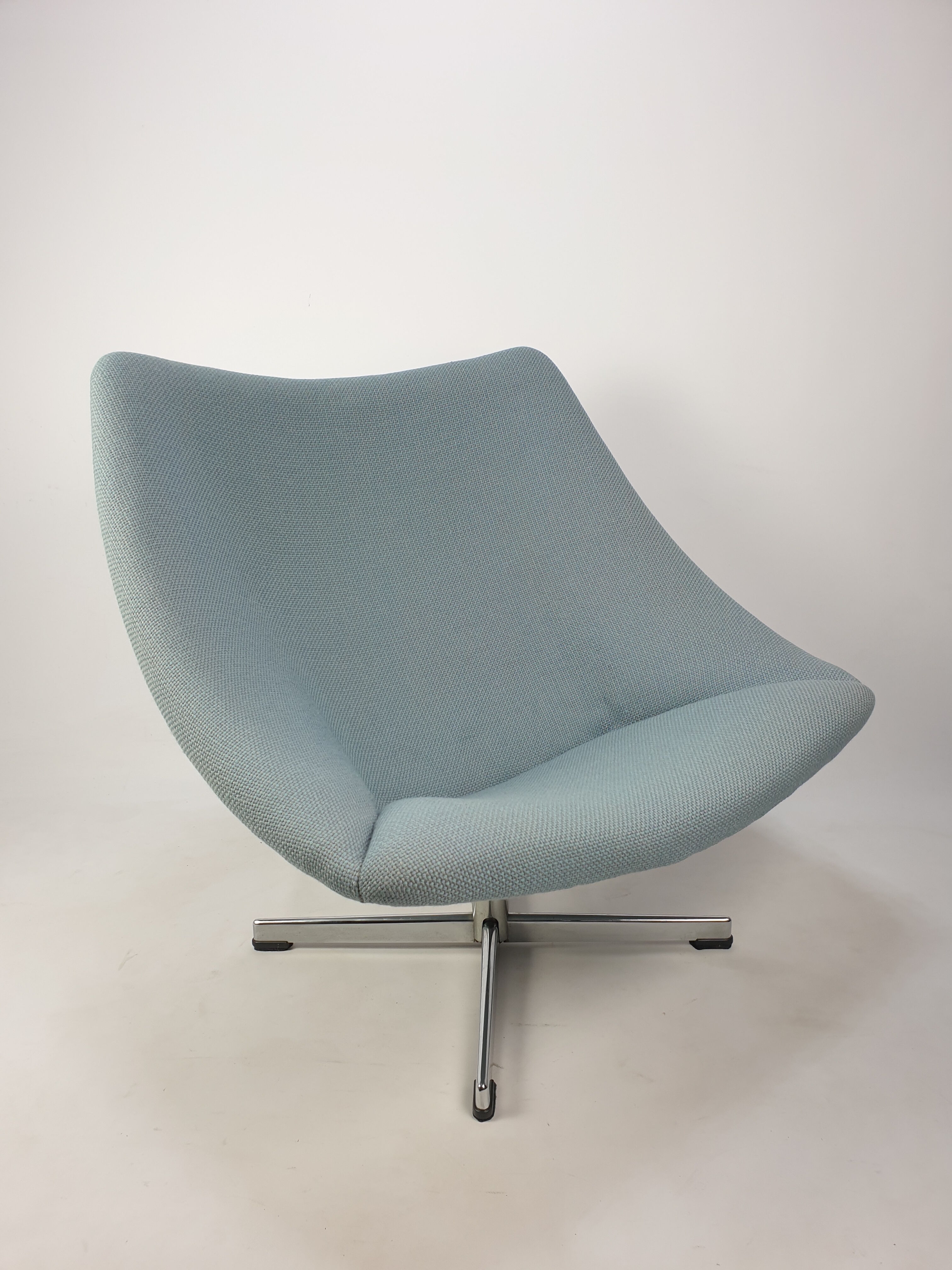 Oyster chair with cross base by Pierre Paulin for Artifort, 1965