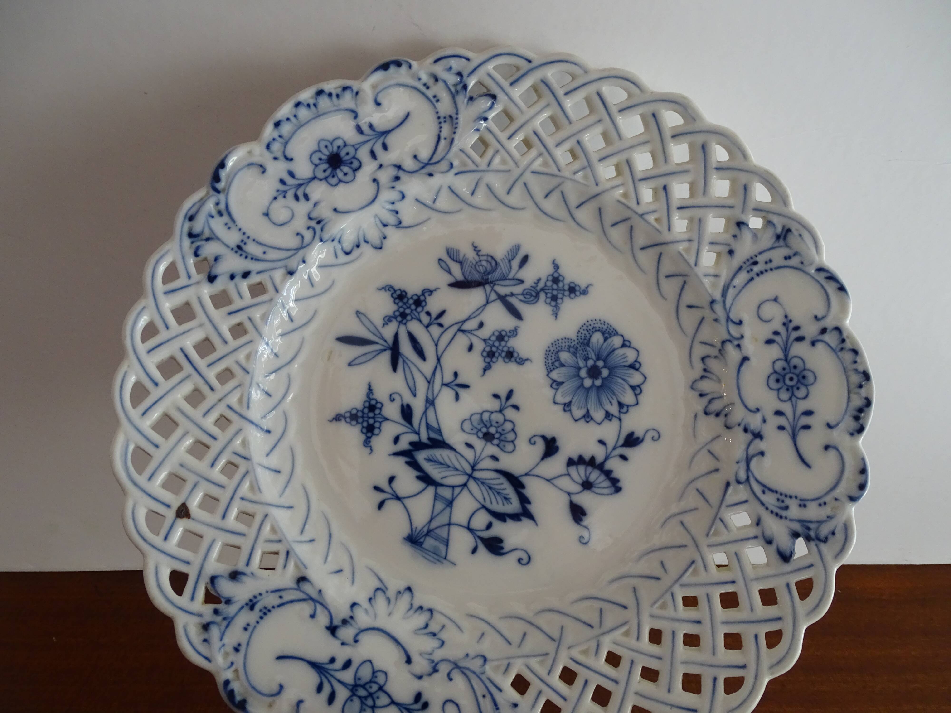 Old openwork Meissen earthenware plate decorated with blue onions 19th century