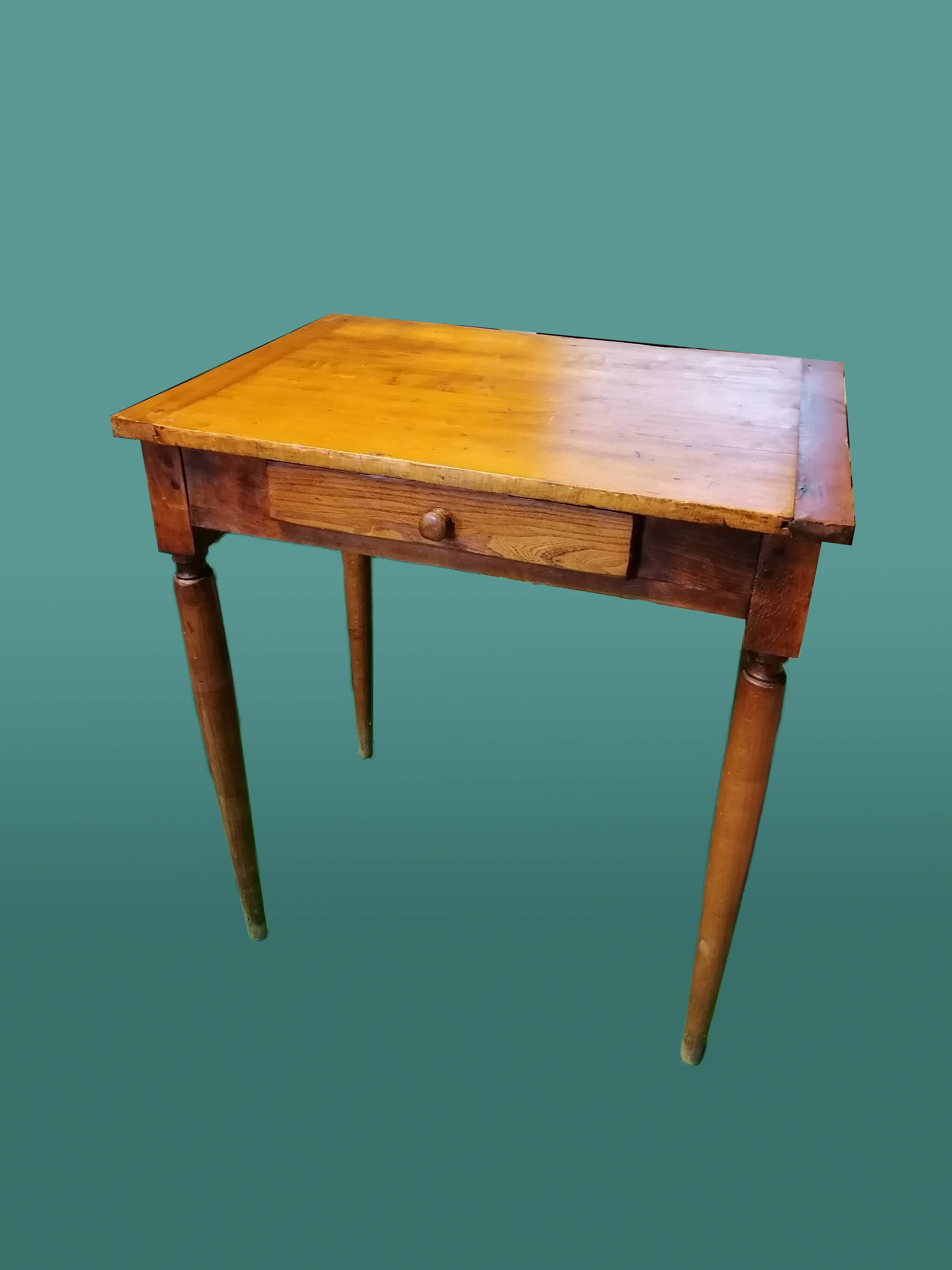 Small desk with 1 drawer in solid wood.