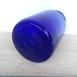 Vase en verre bleu nuit