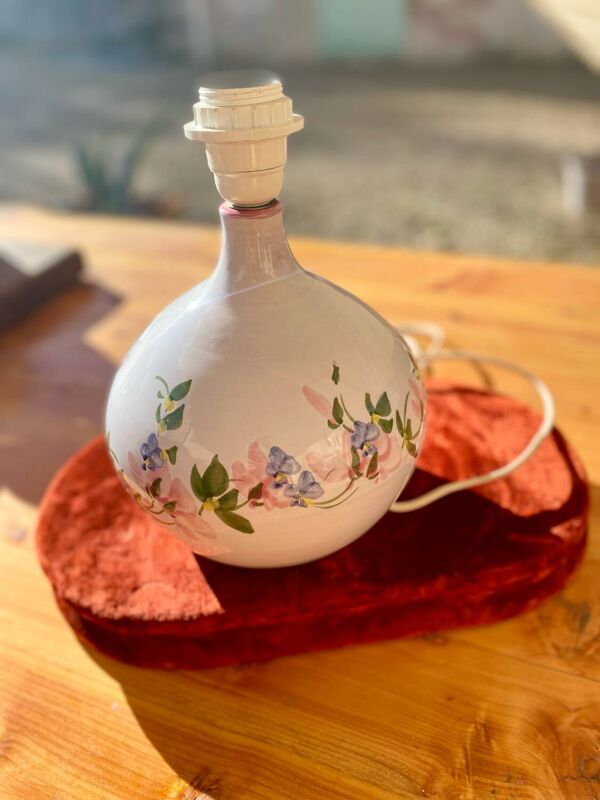 Lampe en céramique fleurie