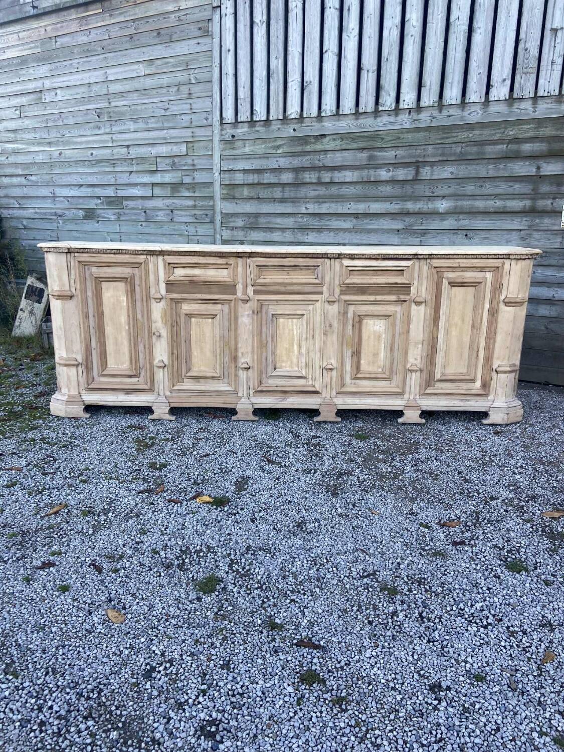 Bar / comptoir en bois brut