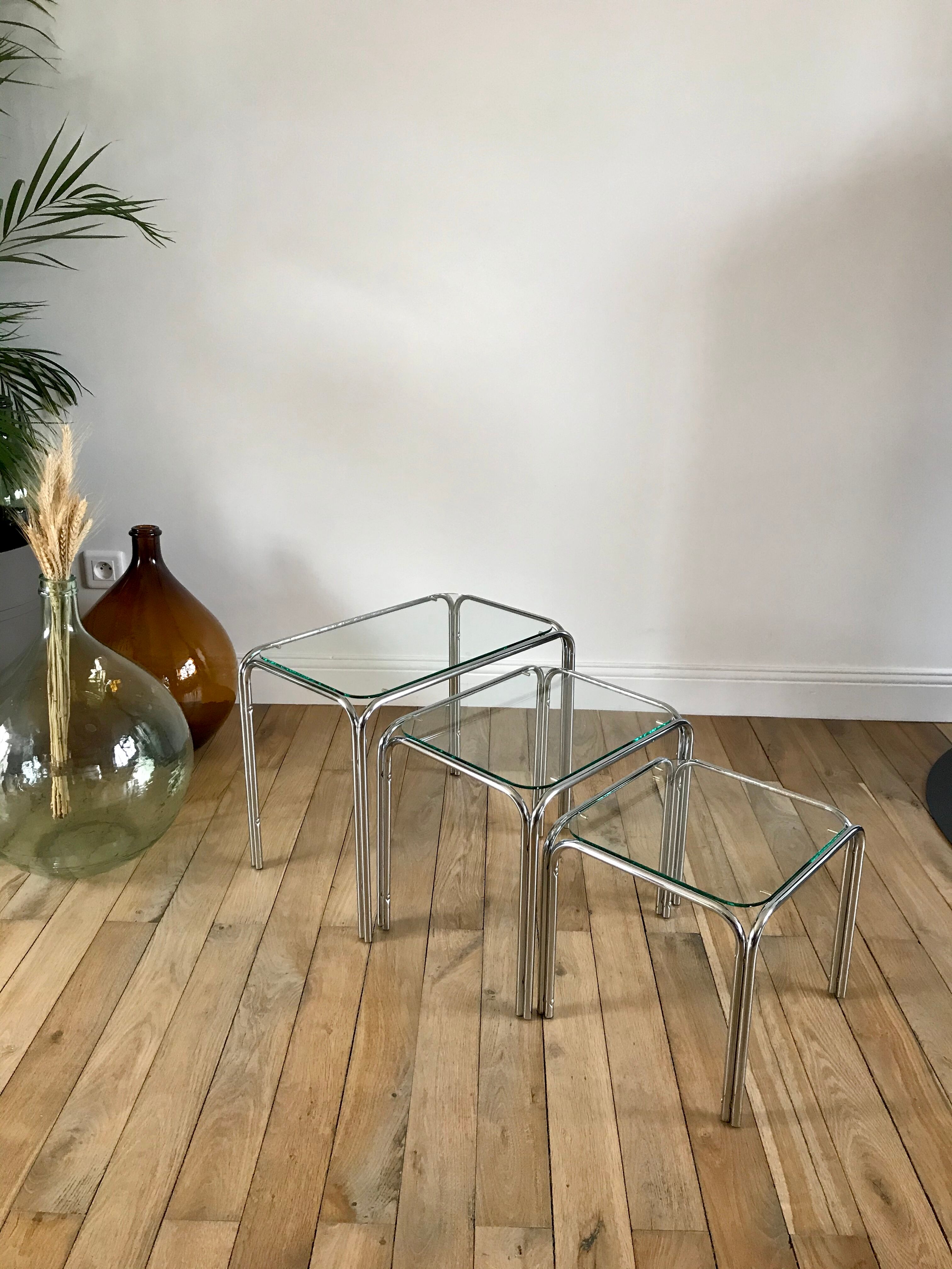 Trio of pull-out coffee tables in glass and chrome metal 70s