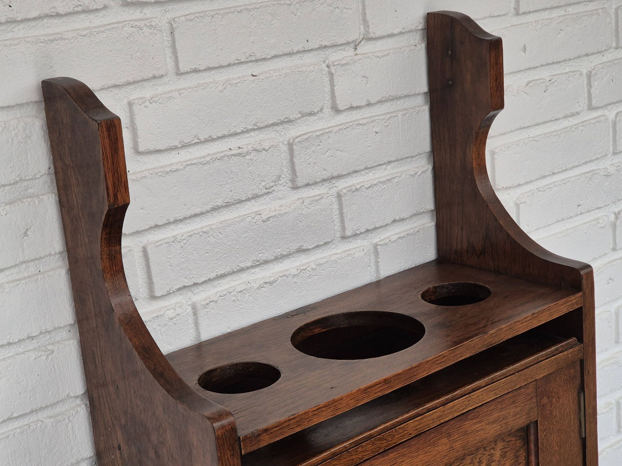 Armoire murale, bon état d'origine, bois de chêne, années 50, design scandinave
