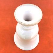 Vase sur piédouche en céramique blanche émaillée