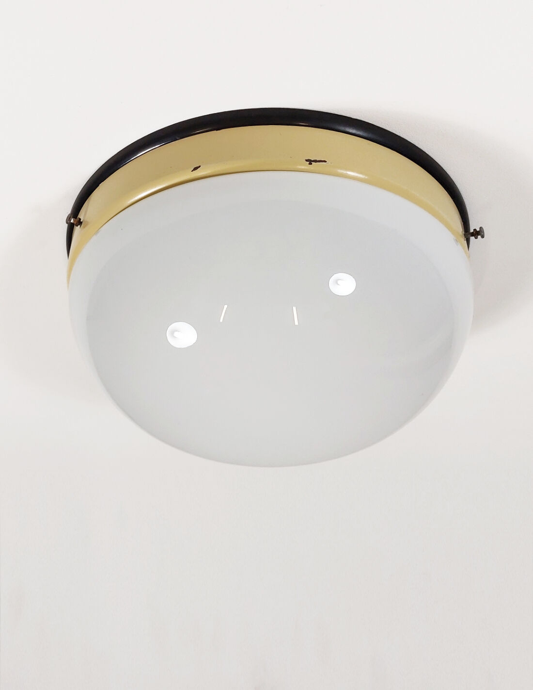 Plafonnier Bauhaus avec verre opalin et bakélite