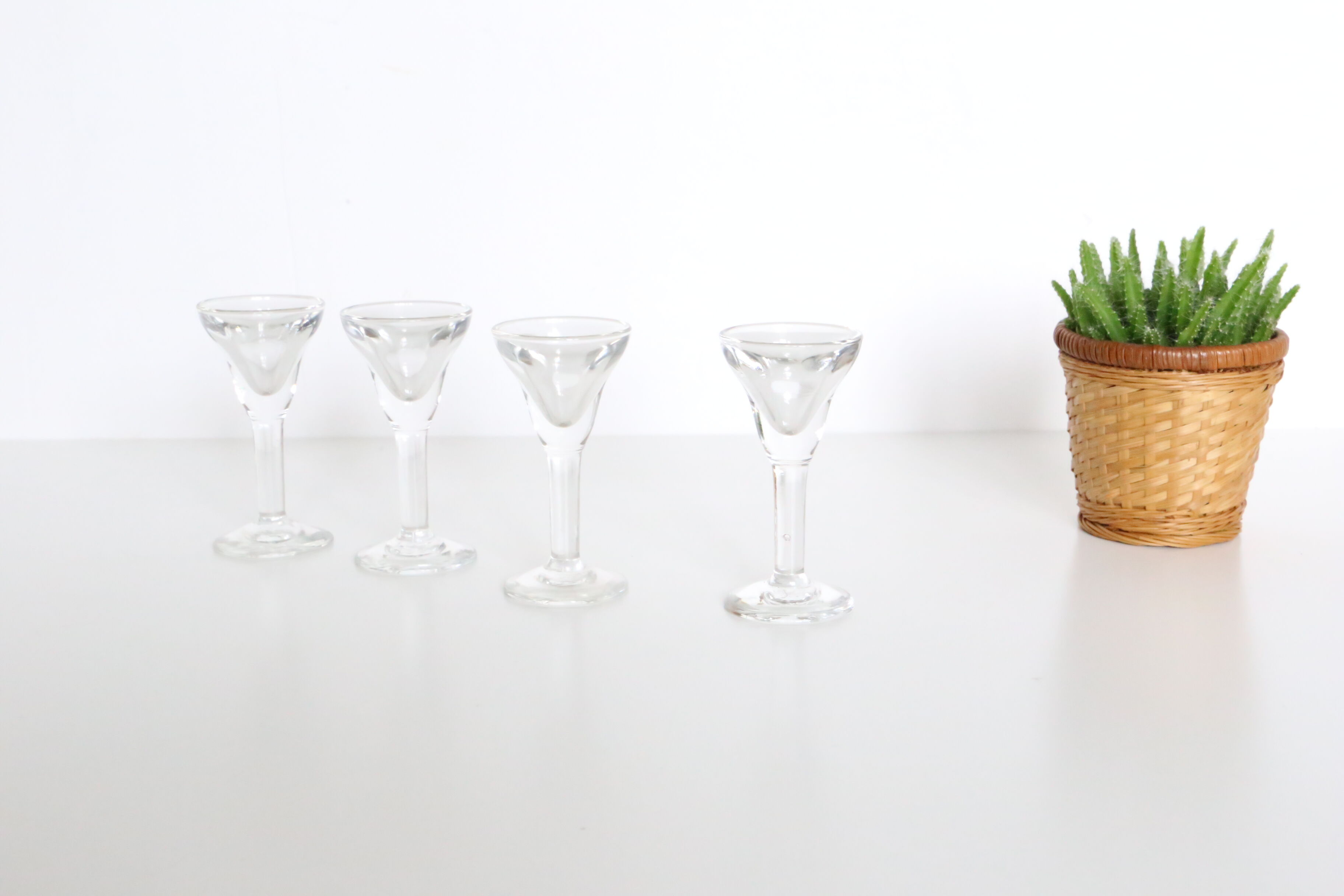 Set de 4 verres à liqueur, verre à pieds, vintage