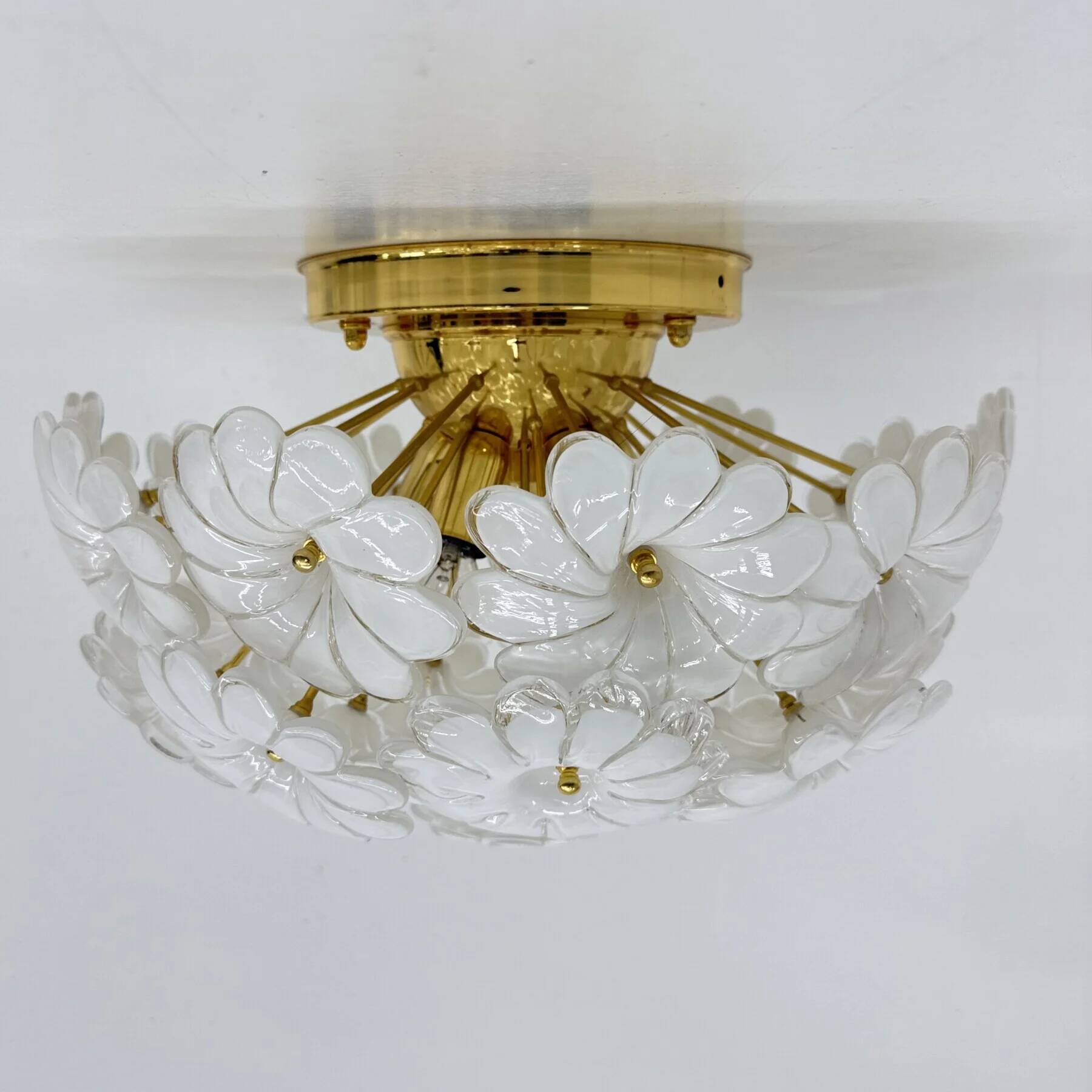 Plafonnier floral en verre blanc de Murano, italien, des années 1970.