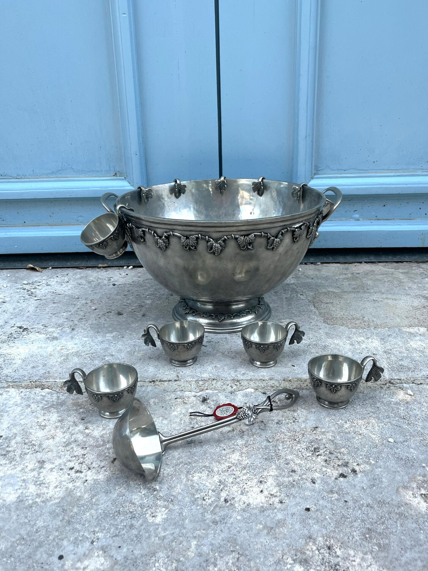 French pewter punch bowl set with 10 cups and ladle – grapevine Etain