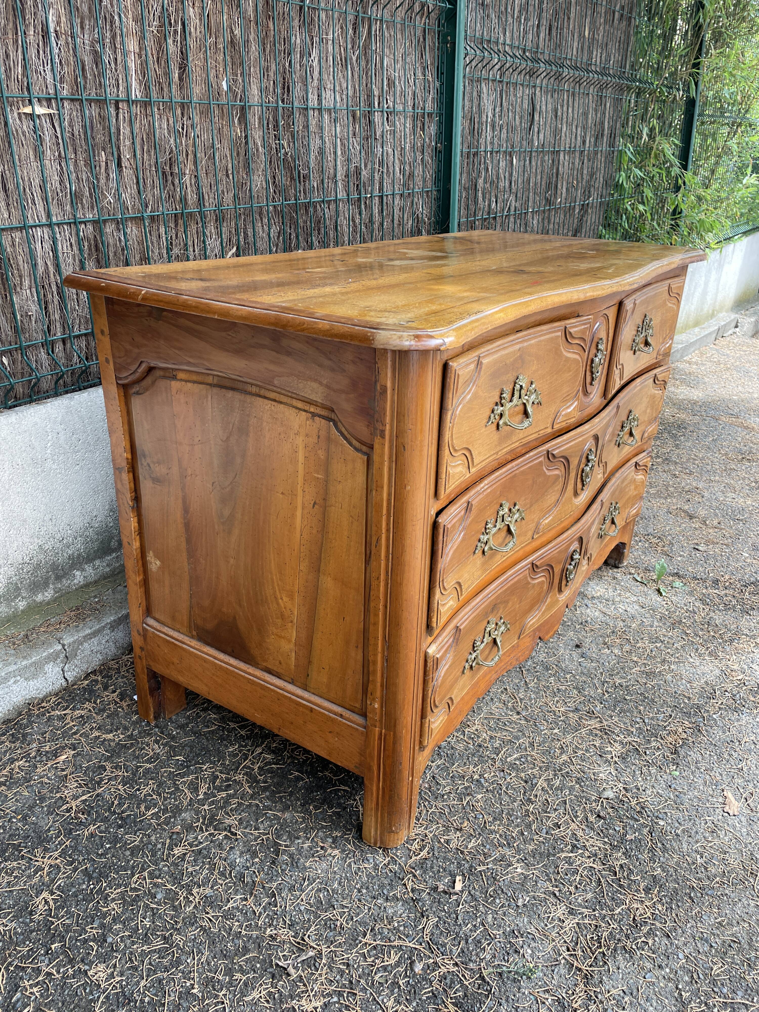 Parisian chest of drawers in walnut Louis XV period with secret drawer, 18th century.