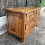 Parisian chest of drawers in walnut Louis XV period with secret drawer, 18th century.