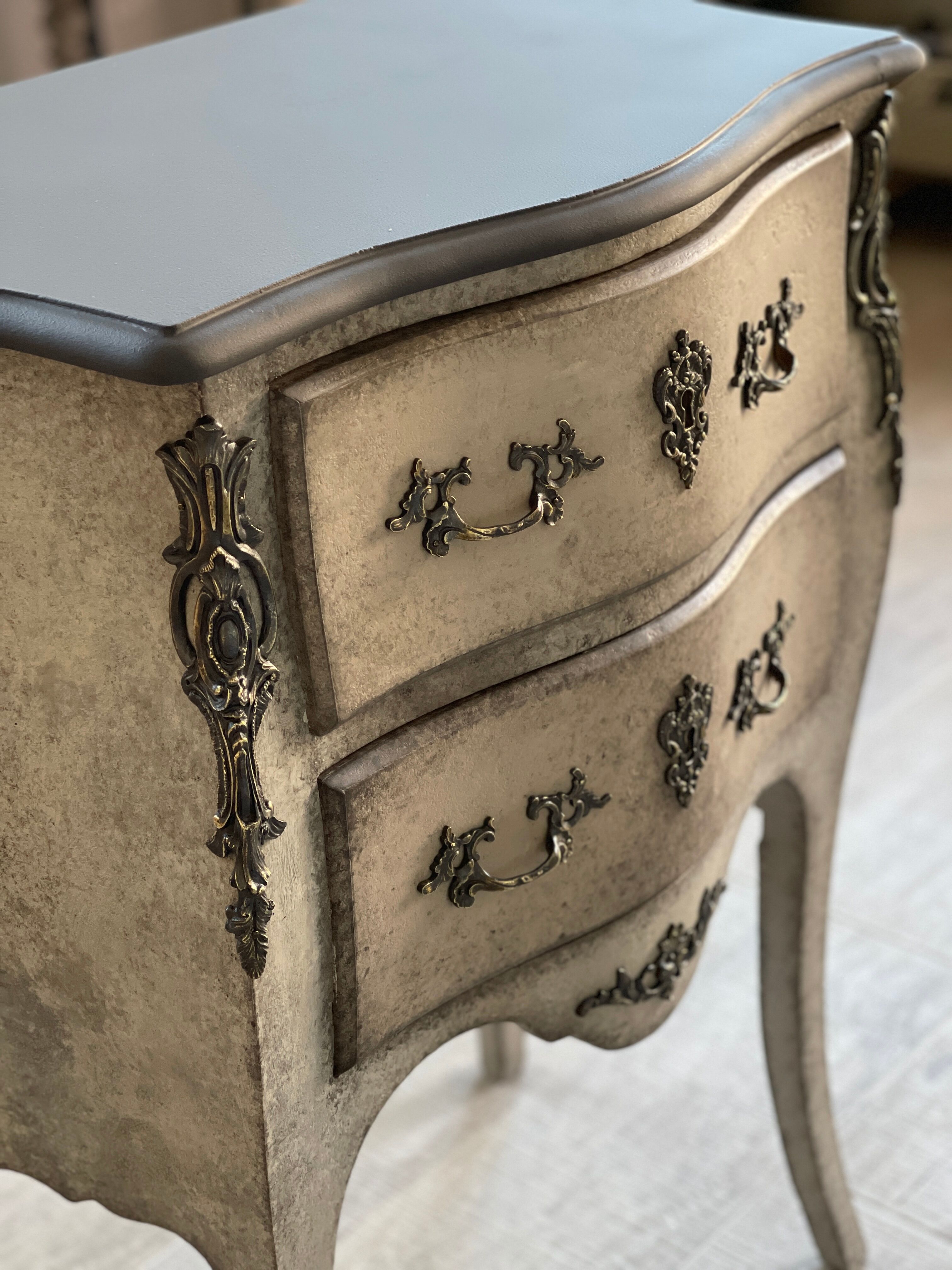 Curved chest of drawers style