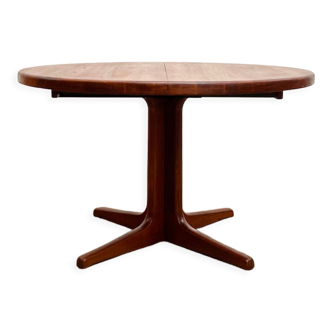 Round Mid Century Dining Table made out of massice teak wood, Denmark, 1970s