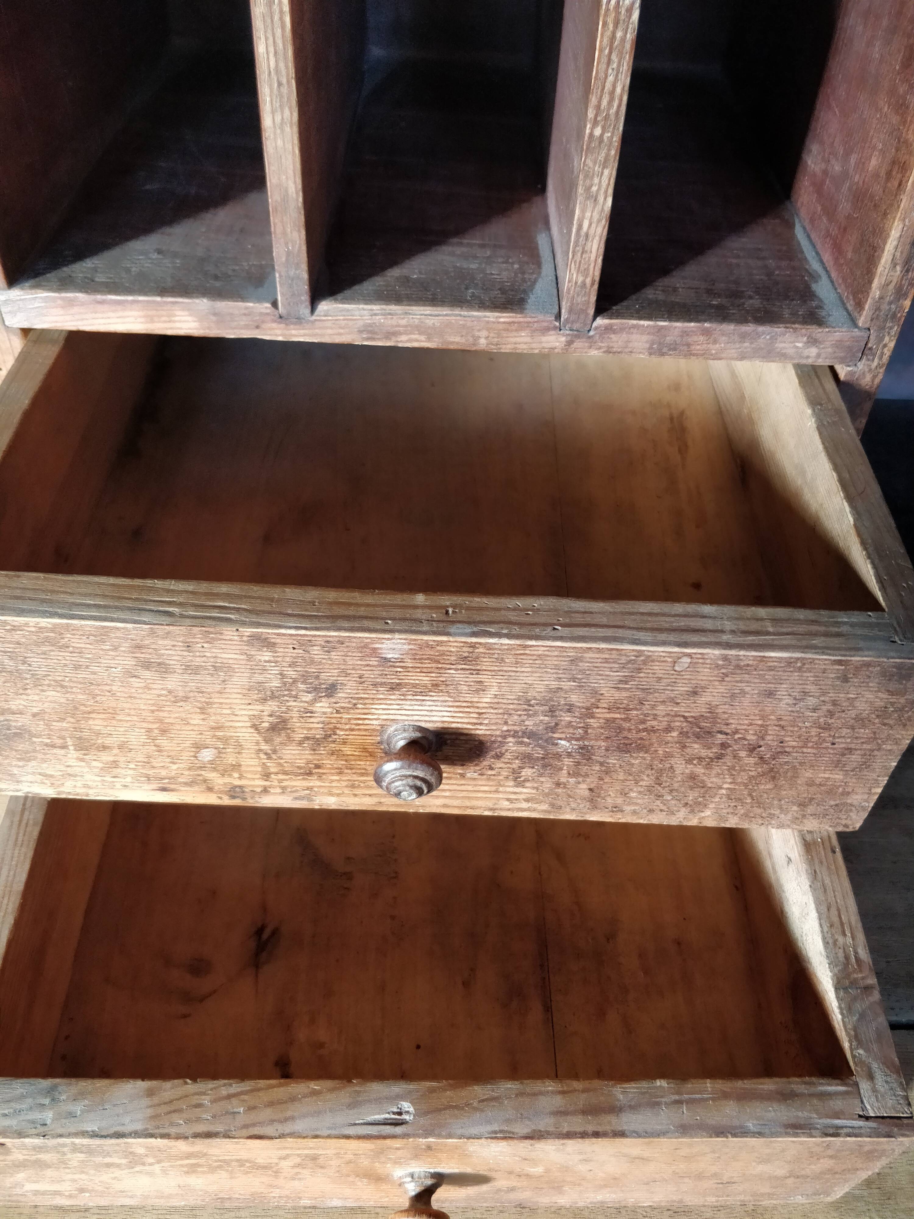 Sur meuble de bureau à casiers et tiroirs