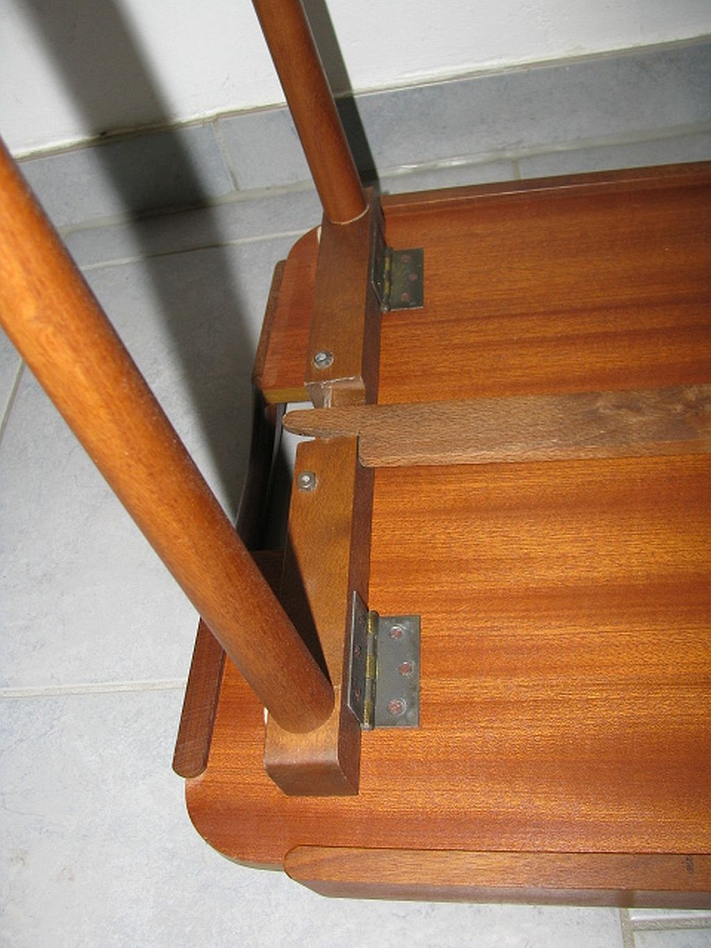 Table d'appoint plateau de service Aase Dreieri Ganddal Norvège  en teck et chêne années 1960