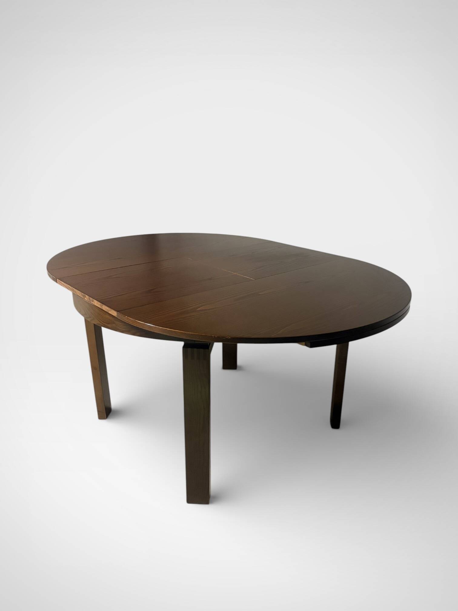 round brutalist extendable dining table from the 60s/70s