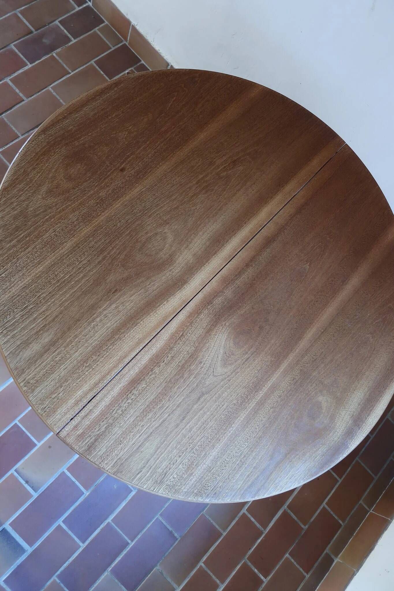 Round table with a central pedestal, light wood, 1990s.