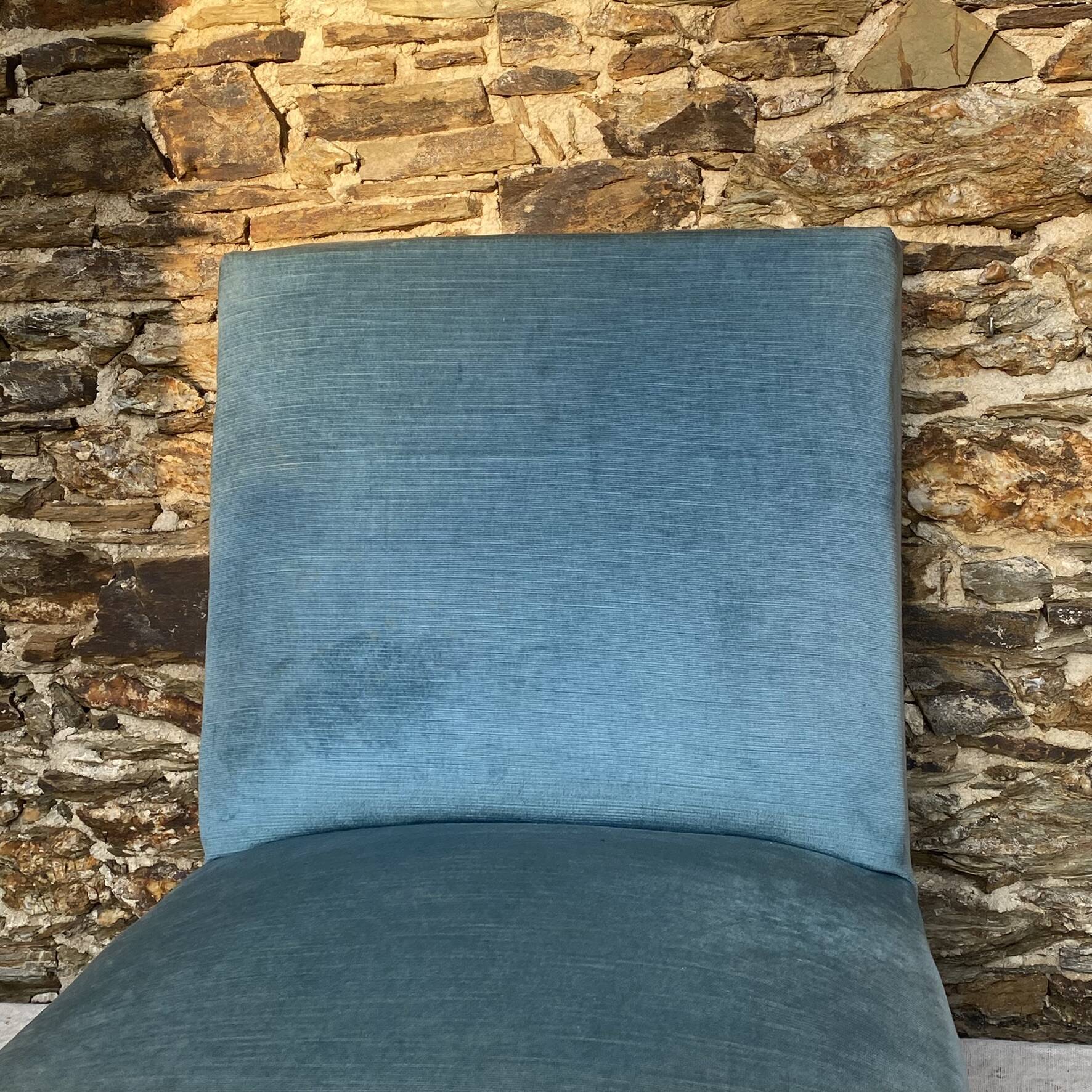 Fauteuil crapaud bas ancien en velours bleu