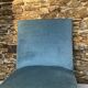 Fauteuil crapaud bas ancien en velours bleu