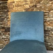 Fauteuil crapaud bas ancien en velours bleu