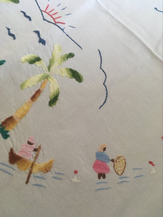 Oval tablecloth and napkins in white cotton embroidered in color