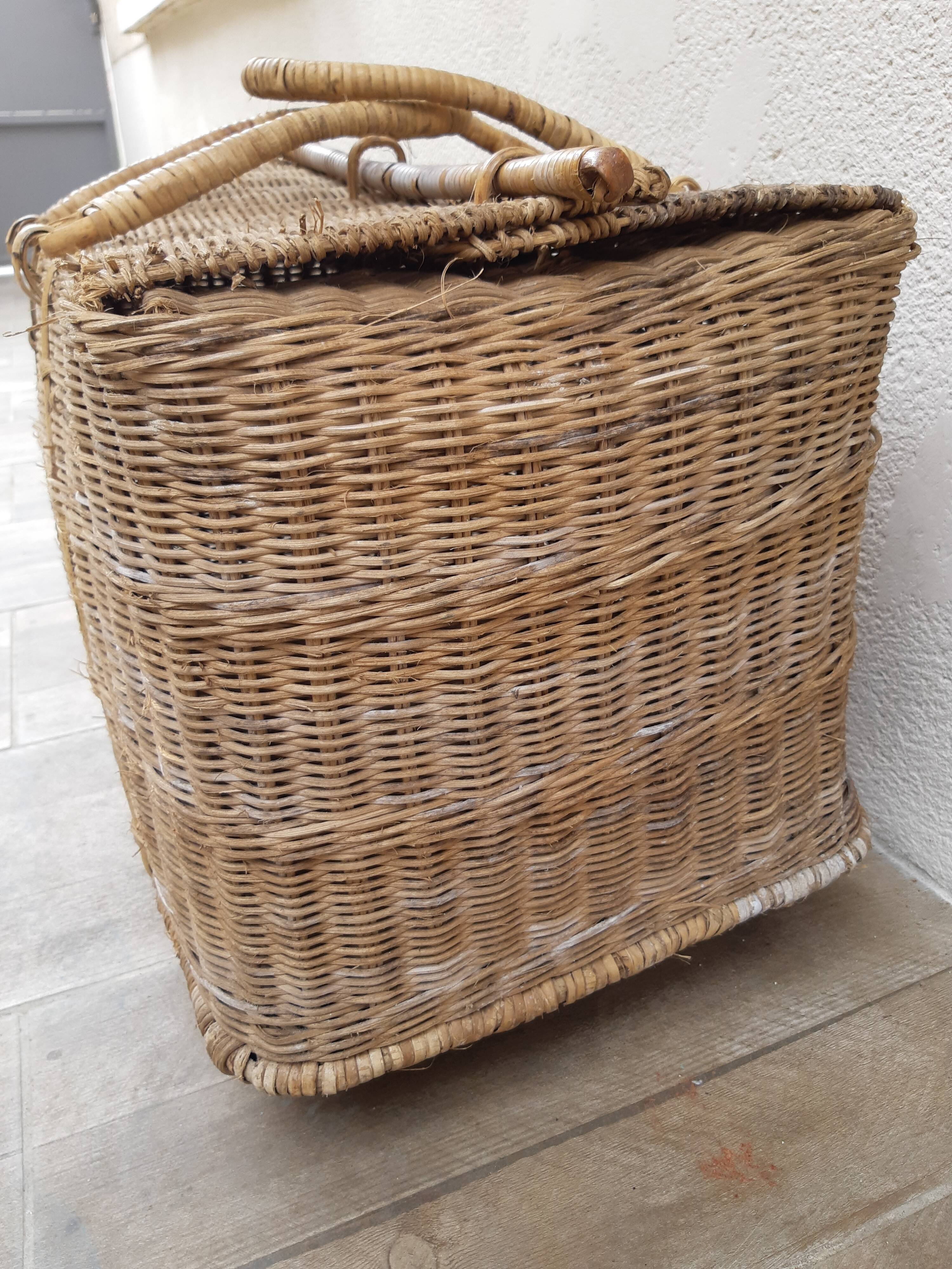 Basket picnic on wheels